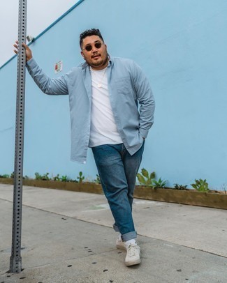 Какие джинсы носить с светло-коричневыми низкими кедами мужчине