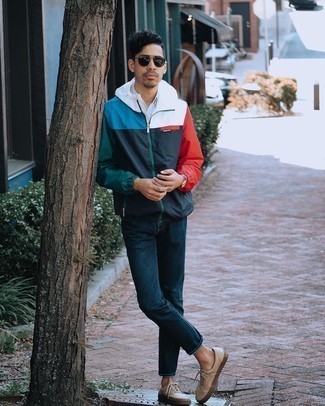 Какие джинсы носить с светло-коричневыми низкими кедами мужчине