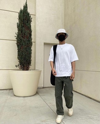 Какие джинсы носить с светло-коричневыми низкими кедами мужчине