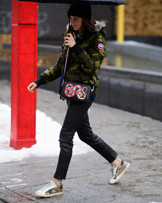 Какие парки носить с светло-коричневыми низкими кедами женщине