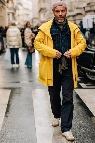 Какие дождевики носить с светло-коричневыми низкими кедами мужчине