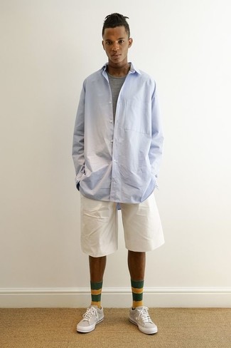 Какие шорты носить с светло-коричневыми низкими кедами мужчине