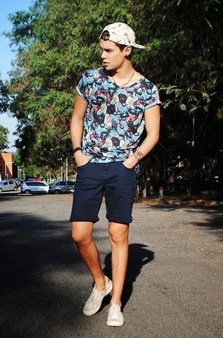 Какие шорты носить с светло-коричневыми низкими кедами мужчине