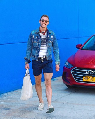 Какие шорты носить с светло-коричневыми низкими кедами мужчине