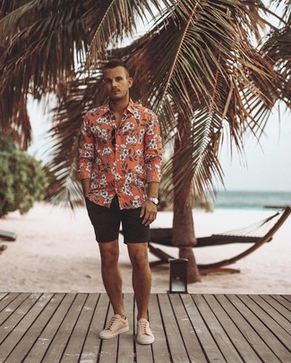 Какие шорты носить с светло-коричневыми низкими кедами мужчине