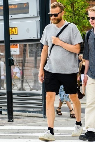 Какие шорты носить с светло-коричневыми низкими кедами мужчине