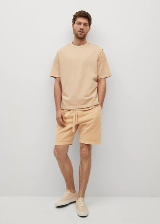 Какие шорты носить с светло-коричневыми низкими кедами мужчине