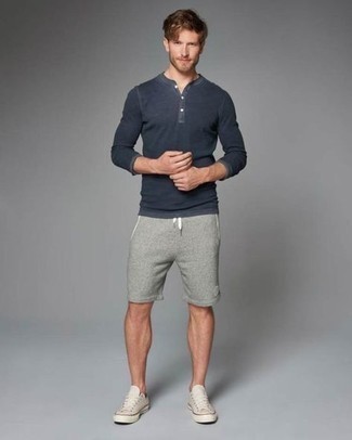 Какие шорты носить с светло-коричневыми низкими кедами мужчине