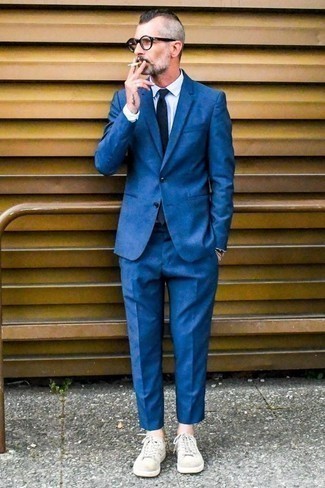 Какие костюмы носить с светло-коричневыми низкими кедами