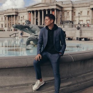 Какие костюмы носить с светло-коричневыми низкими кедами