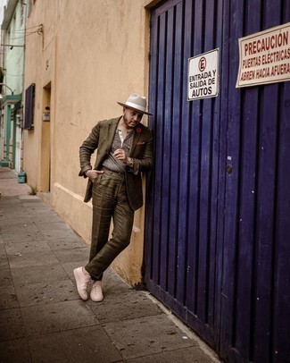 Какие костюмы носить с светло-коричневыми низкими кедами