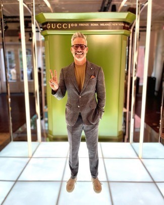 Какие костюмы носить с светло-коричневыми низкими кедами