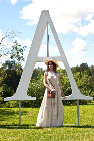 С чем носить светло-коричневое платье-макси