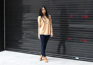 Какие джинсы скинни носить с светло-коричневыми сабо