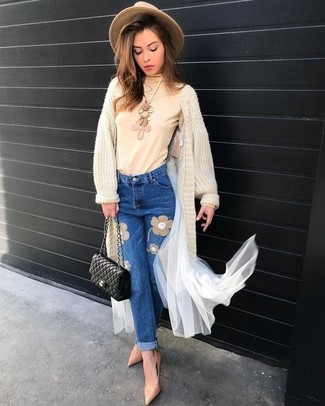 С чем носить светло-коричневое колье