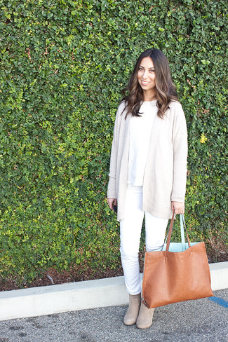 Какие джинсы носить с светло-коричневым открытым кардиганом женщине