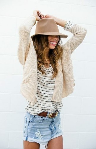Какие шорты носить с светло-коричневым открытым кардиганом женщине