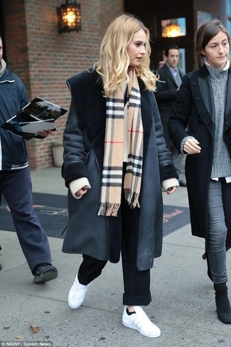 Как носить светло-коричневый свободный свитер с белыми низкими кедами