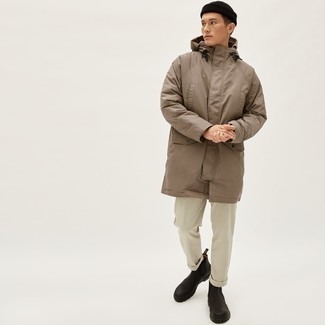 Как носить светло-коричневую парку с бежевыми брюками чинос