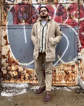 Какие брюки чинос носить с светло-коричневой паркой