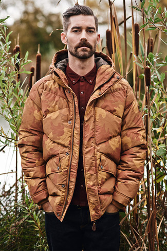 Какие джинсы носить с светло-коричневой паркой мужчине