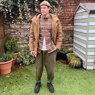 Какие рубашки с длинным рукавом носить с светло-коричневой паркой мужчине