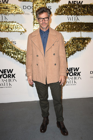 Какие брюки карго носить с светло-коричневым полупальто