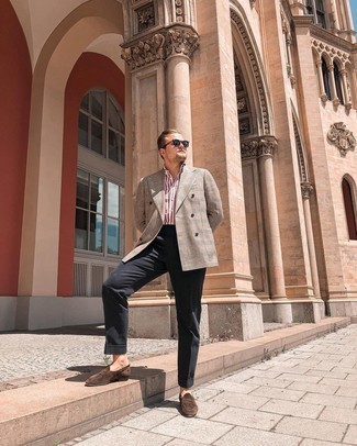 С чем носить светло-коричневый двубортный пиджак в шотландскую клетку мужчине