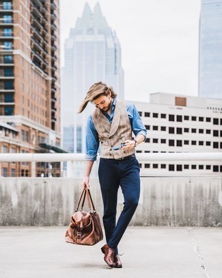 С чем носить светло-коричневый жилет в шотландскую клетку