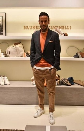 С чем носить светло-коричневый нагрудный платок