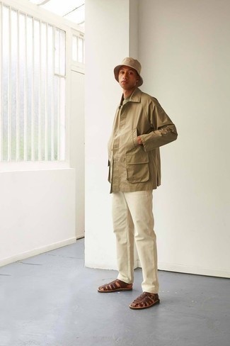 Как носить светло-коричневую футболку-поло с бежевыми брюками чинос