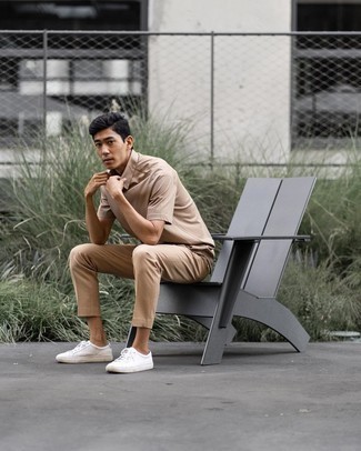 Как носить светло-коричневую футболку-поло с бежевыми брюками чинос