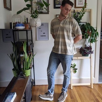 Какие ботинки дезерты носить с светло-коричневой футболкой-поло