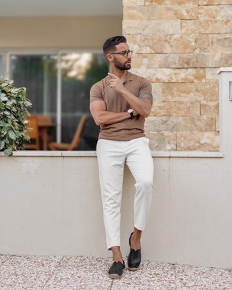 Какие эспадрильи носить с светло-коричневой футболкой-поло мужчине