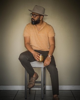 С чем носить светло-коричневую футболку-поло мужчине