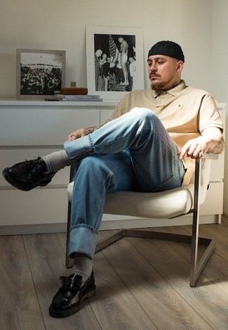 Как носить светло-коричневую футболку-поло с голубыми джинсами мужчине