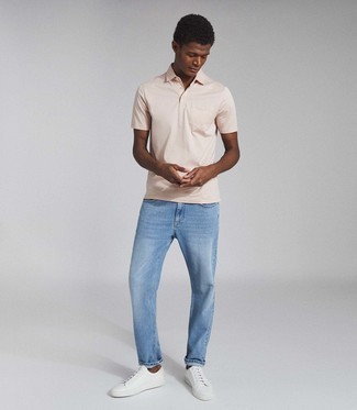 Как носить светло-коричневую футболку-поло с голубыми джинсами мужчине