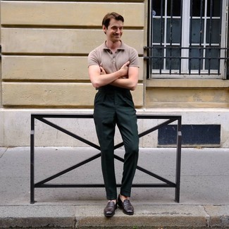 Какие лоферы носить с светло-коричневой футболкой-поло мужчине