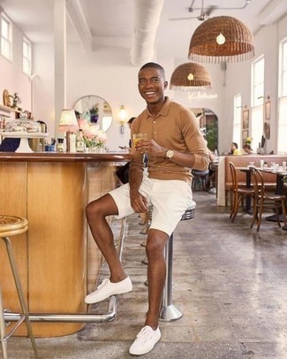 Какие шорты носить с светло-коричневым свитером с воротником поло мужчине