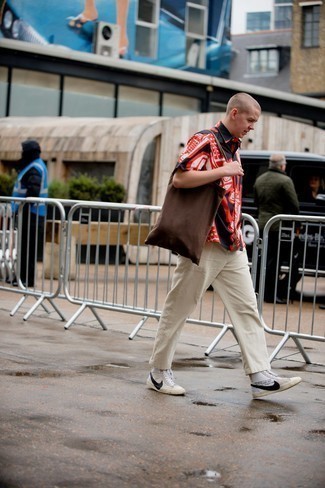 С чем носить светло-коричневые высокие кеды из плотной ткани с принтом мужчине