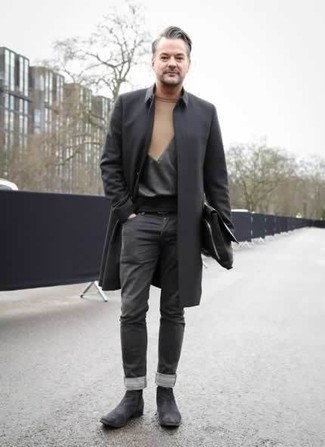 Как носить светло-коричневый свитер с круглым вырезом с принтом с черным дождевиком мужчине