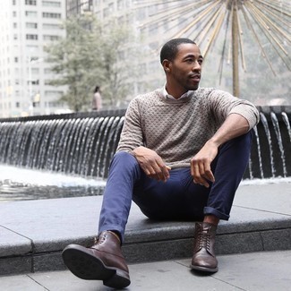 С чем носить светло-коричневый свитер с круглым вырезом с принтом мужчине