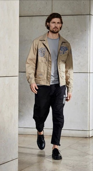 С чем носить светло-коричневую куртку харрингтон с принтом