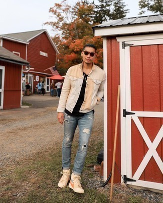 С чем носить светло-коричневые высокие кеды с принтом мужчине