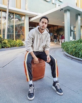 С чем носить светло-коричневый худи с принтом мужчине