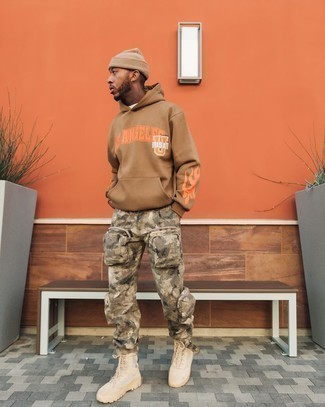 С чем носить светло-коричневый худи с принтом мужчине