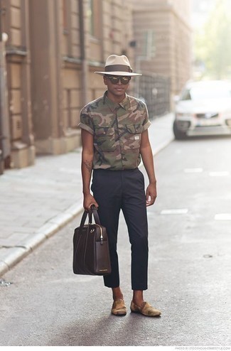 С чем носить светло-коричневые лоферы с принтом мужчине