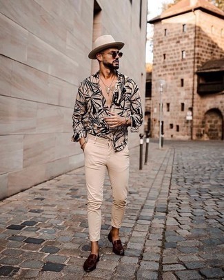 С чем носить светло-коричневую рубашку с длинным рукавом с принтом мужчине
