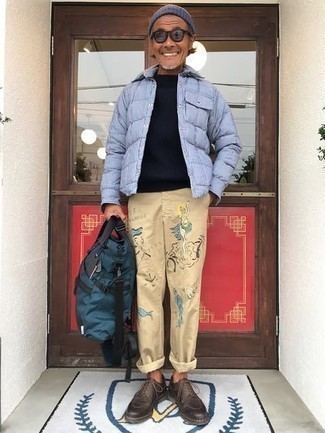 С чем носить светло-коричневые брюки с принтом мужчине