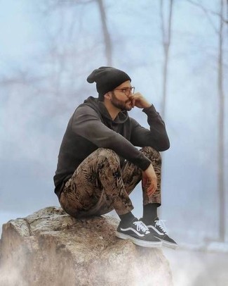 С чем носить светло-коричневые брюки с принтом мужчине